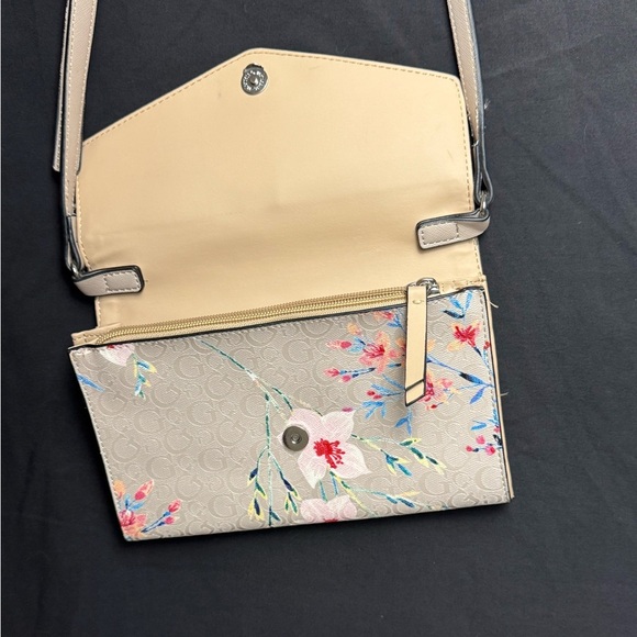 Guess Floral Crossbody Purse - Excellent Condition - Picture 3 of 12